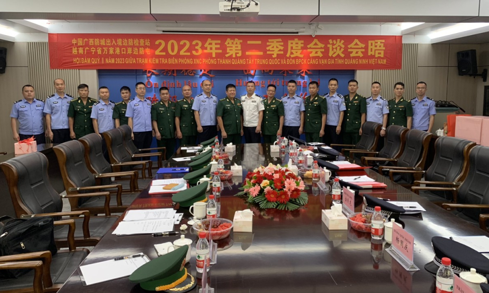 Đồn Biên phòng cửa khẩu cảng Vạn Gia hội đàm với Trạm kiểm tra Biên phòng xuất, nhập cảnh Phòng Thành Cảng