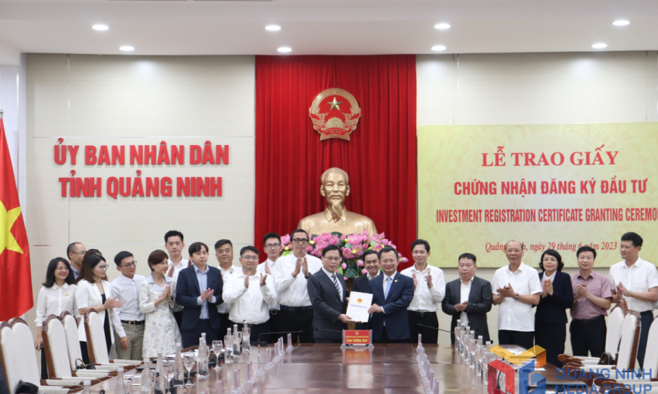 Quảng Ninh trao giấy chứng nhận cho 2 dự án có tổng vốn đầu tư gần 250 triệu USD 