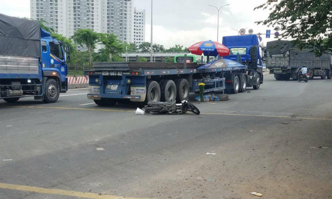 Nữ công nhân tử vong dưới bánh xe đầu kéo trên đường đi làm 
