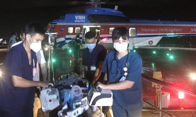 Trực thăng chở ngư dân đột quỵ ở đảo Trường Sa đi cấp cứu
