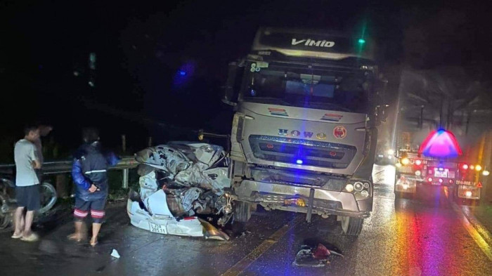 Tai nạn trong đêm trên QL6, ô tô con bẹp dúm sau va chạm với xe đầu kéo 1