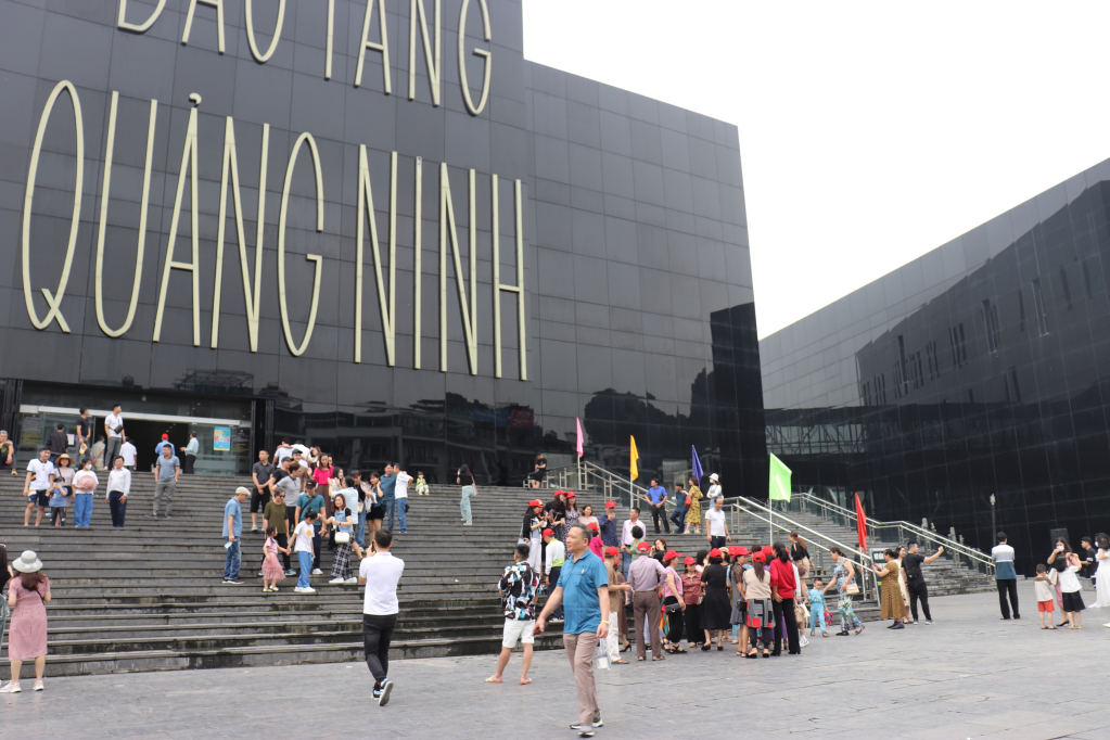 Du khách tham quan Bảo tàng Quảng Ninh.