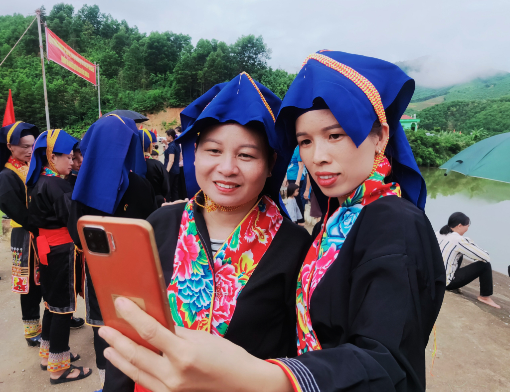 Người dân Ba Chẽ sử dụng các ứng dụng công nghệ số trên điện thoại thông minh.