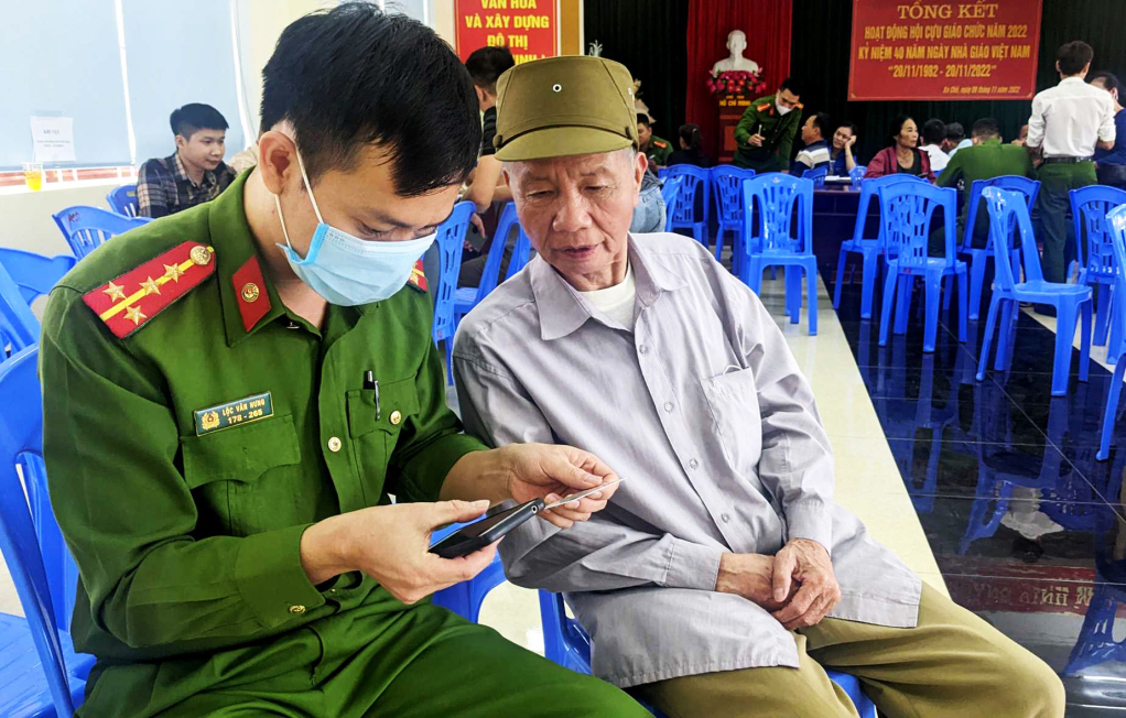 Công an huyện Ba Chẽ  định danh điện tử cho người dân ....