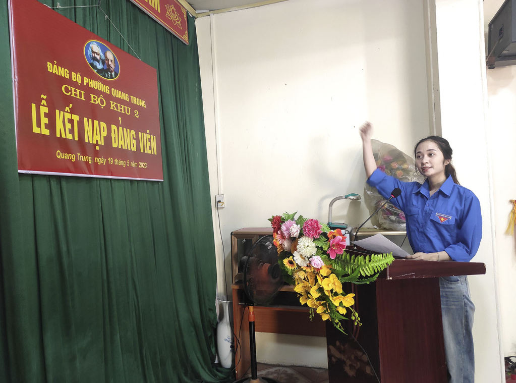 Chi bộ Khu phố 2, phường Quang Trung (TP Uông Bí) tổ chức Lễ kết nạp Đảng viên cho đồng chí Nguyễn Thị Thùy Linh, đoàn viên ưu tú trên địa bàn. Ảnh: Trung tâm TT&VH Uông Bí.