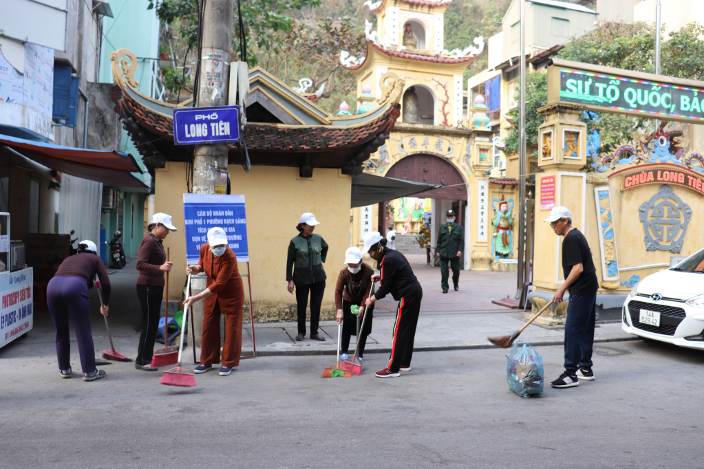 Người dân tuyến phố Long Tiên (phường Bạch Đằng, TP Hạ Long) tham gia dọn vệ sinh, chỉnh trang cảnh quan xung quanh khu dân cư.