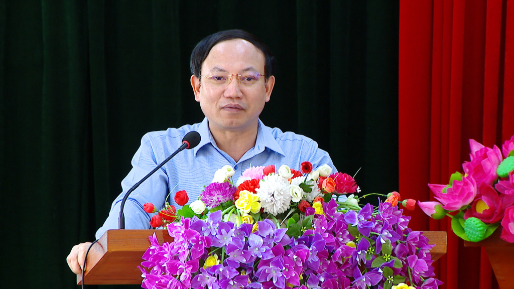 Đồng chí Nguyễn Xuân Ký, Ủy viên Trung ương Đảng, Bí thư Tỉnh ủy, Chủ tịch HĐND tỉnh phát biểu tại buổi sinh hoạt chi bộ.