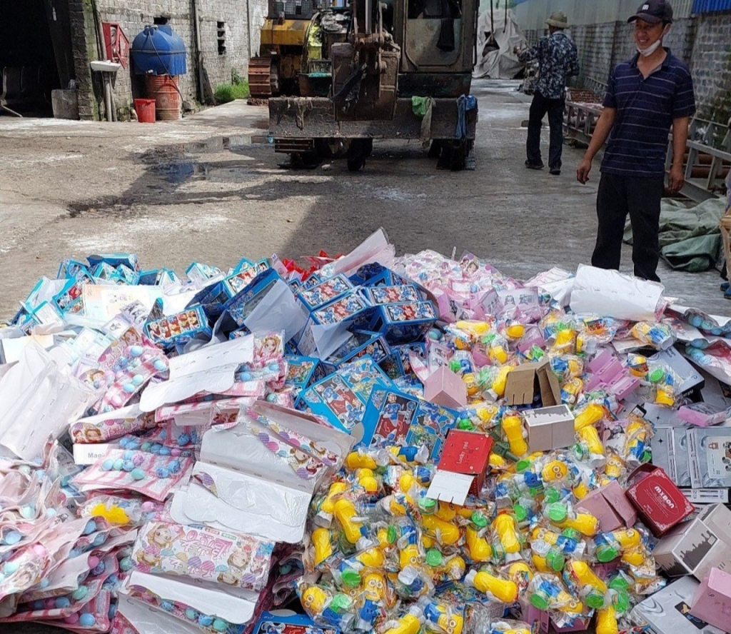 Lực lượng chức năng tiêu hủy hàng hóa ngày 29/6/2023, là tang vật liên quan đến buôn bán, vận chuyển hàng hóa trái phép (Ảnh: Đội Kiểm soát Hải quan số 1, Cục Hải quan Quảng Ninh cung cấp) 