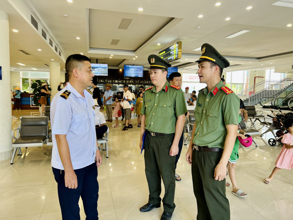 CBCS Phòng An ninh đối ngoại (Công an tỉnh) kiểm tra công tác an ninh tại Cảng tàu khách quốc tế Tuần Châu.