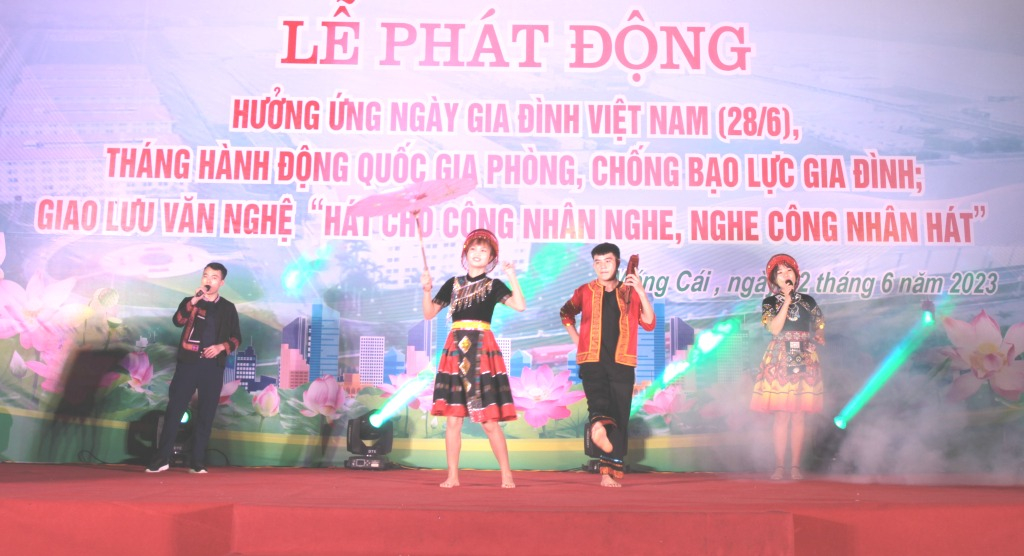 Giao lưu văn nghệ “Hát cho công nhân nghe, nghe công nhân hát” tại Khu công nghiệp Hải Yên Móng Cái.