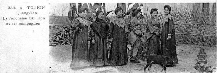 Trang phục của phụ nữ ở đô thị Quảng Yên năm 1908. Ảnh tư liệu.