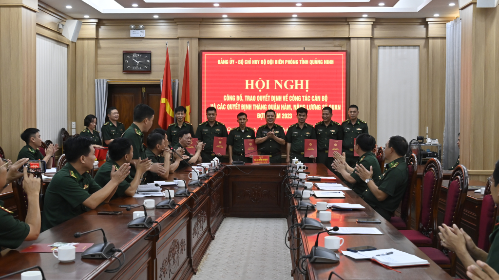 Đại tá Nguyễn Văn Thiềm, Chỉ huy trưởng BĐBP tinh trao quyết định cho các đồng chí được phong quân hàm thượng tá