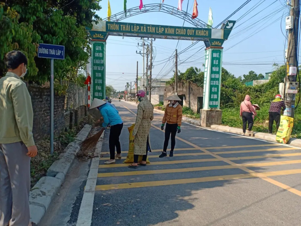 Người dân xã Tân Lập, huyện Đầm Hà dọn dẹp môi trường đường liên thôn trên địa bàn xã.