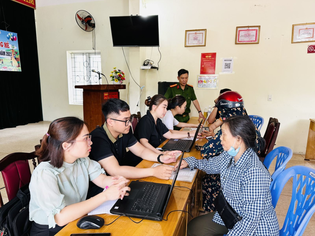 Tổ công nghệ số phường Hà Phong hỗ trợ công dân