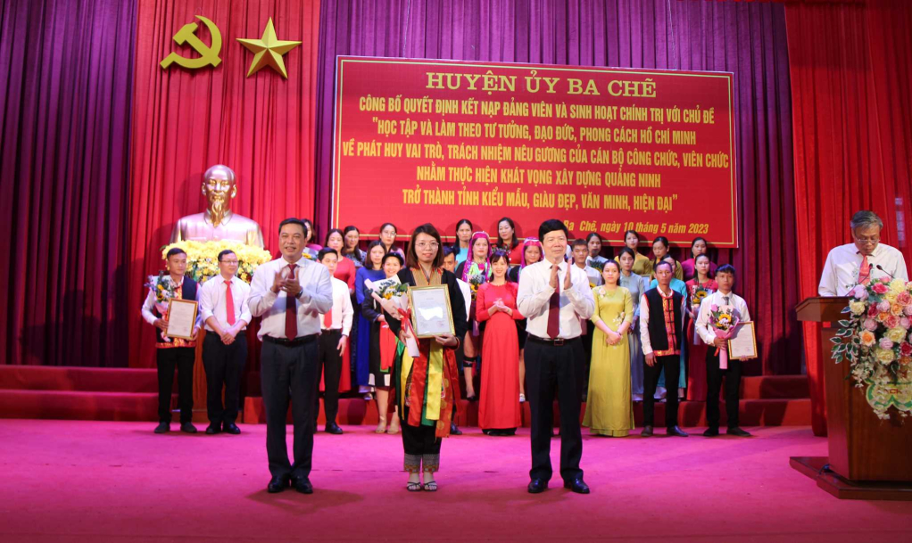 Huyện Ba Chẽ trao quyết kết nạp đảng viên mới, tháng 5/2023. Ảnh: Trung tâm TT&VH Ba Chẽ