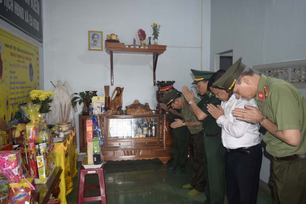 Đoàn thắp nén hương tưởng nhớ liệt sỹ Nguyễn Văn Kiên.