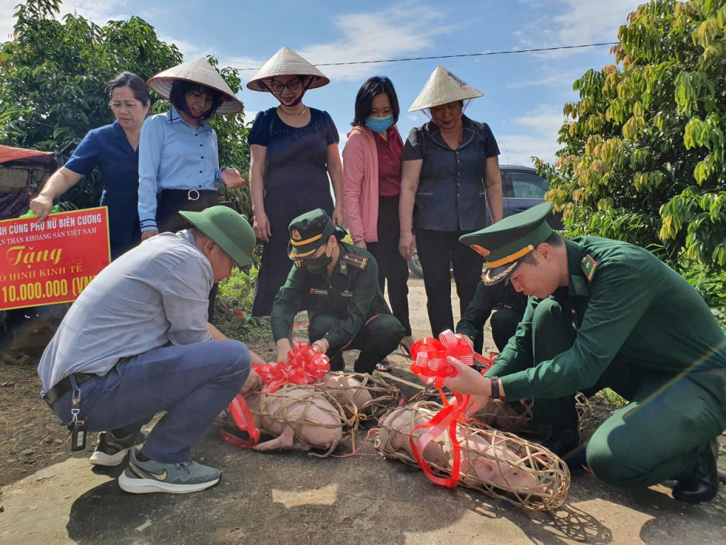 Hội LHPN tỉnh phối hợp trao mô hình hỗ trợ lợn giống cho hội viên phụ nữ xã Vô Ngại (huyện Bình Liêu), tháng 10/2022. Ảnh: Hoài Minh