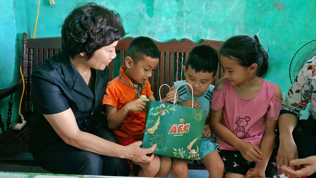 Hội LHPN huyện Vân Đồn tặng quà cho trẻ em có hoàn cảnh khó khăn trên địa bàn nhân dịp Tháng hành động vì trẻ em năm 2023.