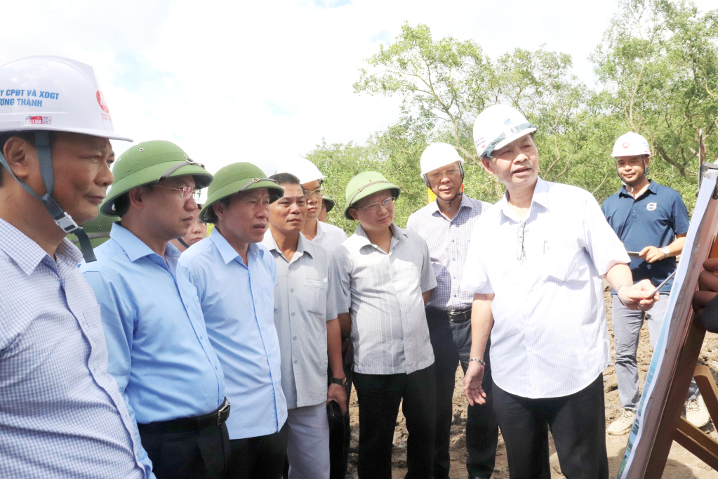 Lãnh đạo tỉnh Quảng Ninh và TP Hải Phòng nghe nhà thầu báo cáo tiến độ thi công.