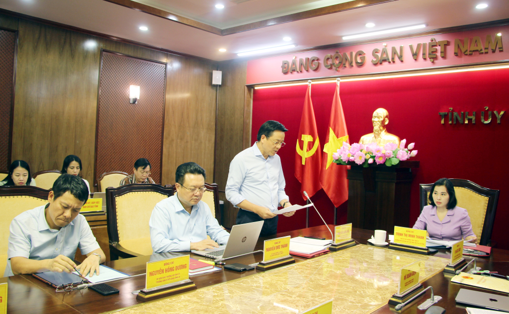 Đồng chí Nguyễn Văn Hồi, Ủy viên Ban Thường vụ Tỉnh ủy, Trưởng Ban Dân vận Tỉnh ủy, Chủ tịch Ủy ban MTTQ tỉnh, phát biểu tại cuộc họp.