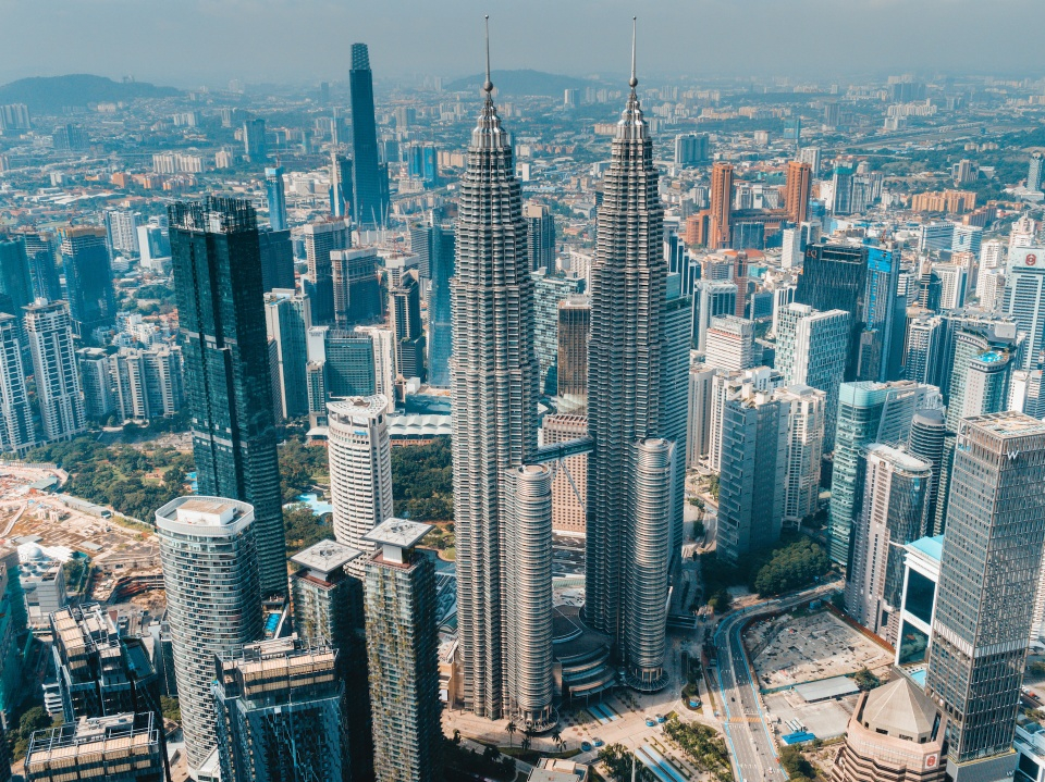 Kuala Lumpur (Malaysia): Thủ đô Kuala Lumpur được gọi là khu vực “tam giác vàng” - nơi bạn dễ dàng tìm được những công trình ấn tượng, công viên xanh mát và các khu mua sắm rộng thênh thang. Địa điểm lưu trú thuộc chung cư cao tầng trong thành phố có tầm nhìn hoàn hảo, giá phải chăng với giới du mục kỹ thuật số. Ngoài trung tâm thành phố, khu phố tốt nhất cho người nước ngoài là Mont Kiara. Ảnh: Nour Betar/Unsplash.