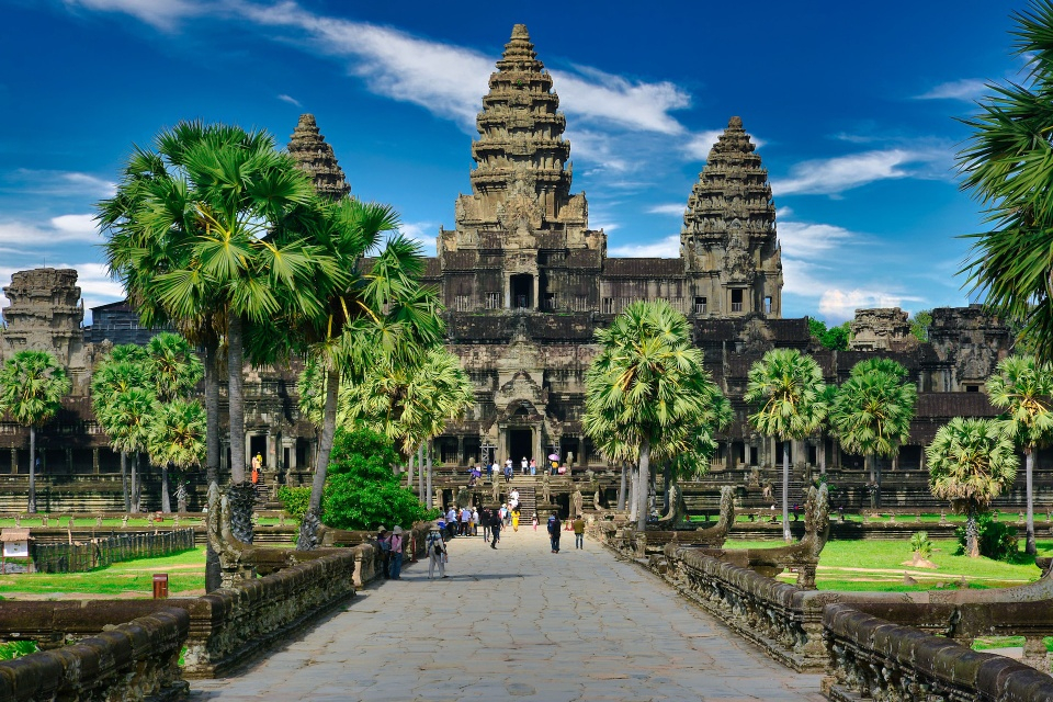 Siem Reap (Campuchia) là lựa chọn hợp lý cho giới digital nomad. Bạn sẽ có cơ hội khám phá một trong những điểm nổi tiếng bậc nhất Đông Nam Á - đền Angkor Wat. Đặc biệt, những người làm việc trong lĩnh vực nhiếp ảnh khi ở Siem Reap 1-2 tháng sẽ có nhiều cơ hội để chụp được các bức hình về Angkor Wat lúc Mặt Trời mọc. Ảnh: Paul Szewczyk/Unsplash.