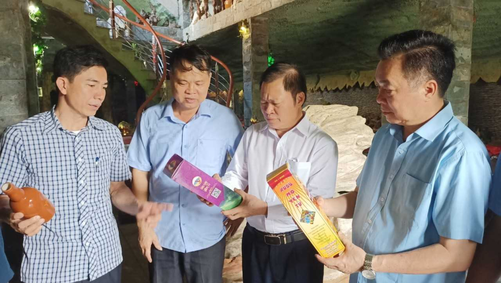 Lãnh đạo Hội Nông dân tỉnh thăm quan mô hình sản xuất, sản phẩm rượu mơ của gia đình ông Tuấn.