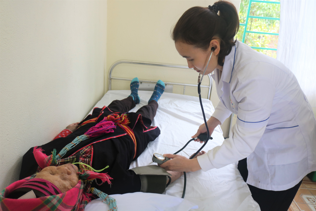 Cán bộ Trạm y tế xã Hải Sơn chăm sóc sức khỏe nhân dân trên địa bàn. Ảnh: Thu Hằng (TTTT & VH TP Móng Cái)