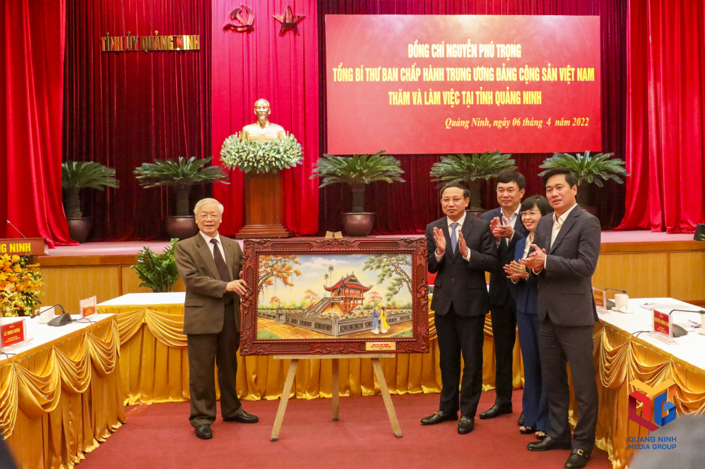 Tổng Bí thư Nguyễn Phú Trọng tặng quà cho tỉnh Quảng Ninh.