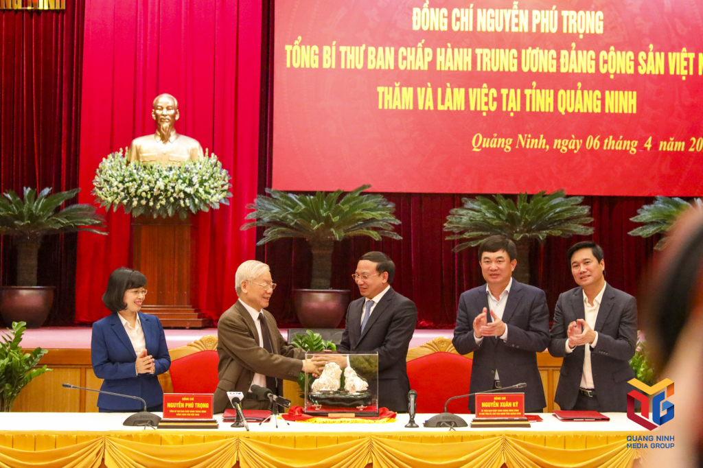 Lãnh đạo tỉnh Quảng Ninh tặng quà kỷ niệm cho Tổng Bí thư Nguyễn Phú Trọng.