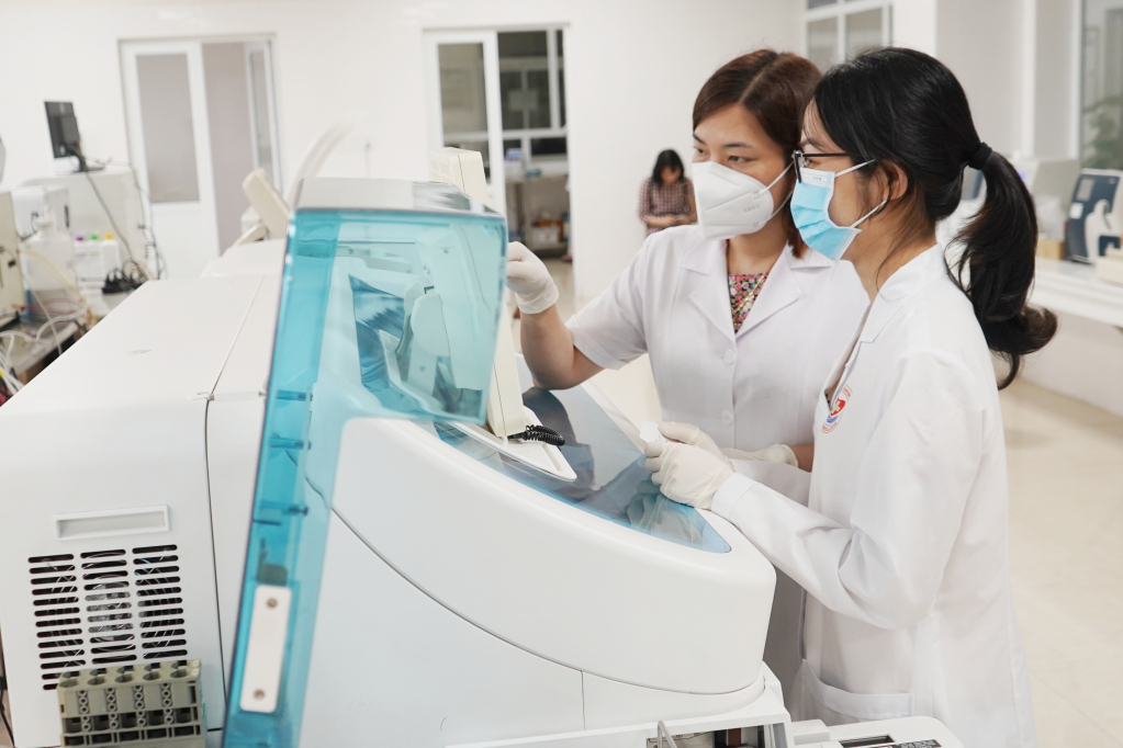 Các bác sỹ Khoa Xét nghiệm (Trung tâm Y tế TP Móng Cái) thực hiện những kỹ thuật trên máy xét nghiệm virus SARS-CoV-2.