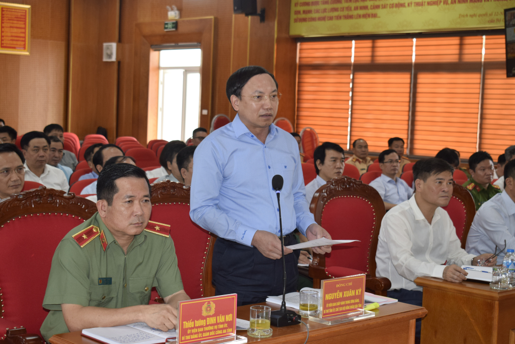 Đồng chí Nguyễn Xuân Ký, Ủy viên Trung ương Đảng, Bí thư Tỉnh ủy, Chủ tịch HĐND tỉnh, phát biểu tham luận tại hội nghị.