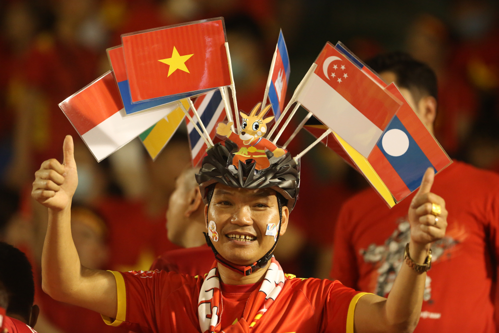 Chiếc mũ độc đáo với cờ của các nước tham dự SEA Games.