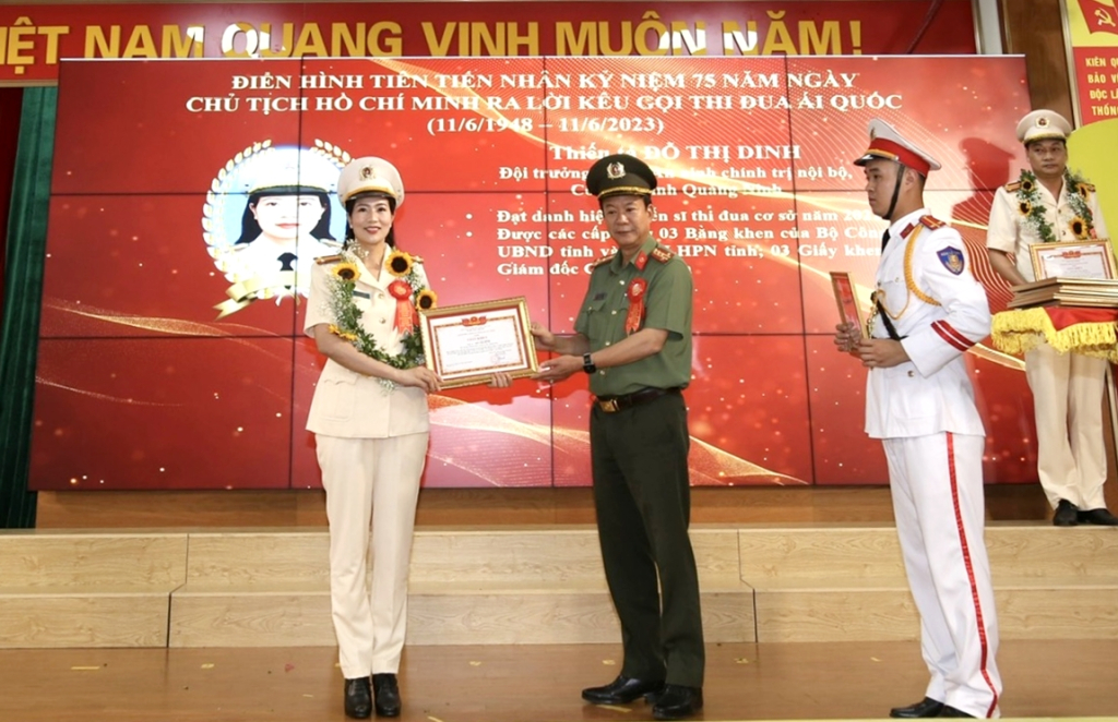 Trung tá Đỗ Thị Dinh là một trong 55 đại biểu vinh dự được Công an tỉnh tuyên dương điển hình tiên tiến nhân dịp kỷ niệm 75 năm Ngày Chủ tịch Hồ Chí Minh ra Lời kêu gọi thi đua ái quốc 11/6 (1948-2023). Ảnh: NVCC