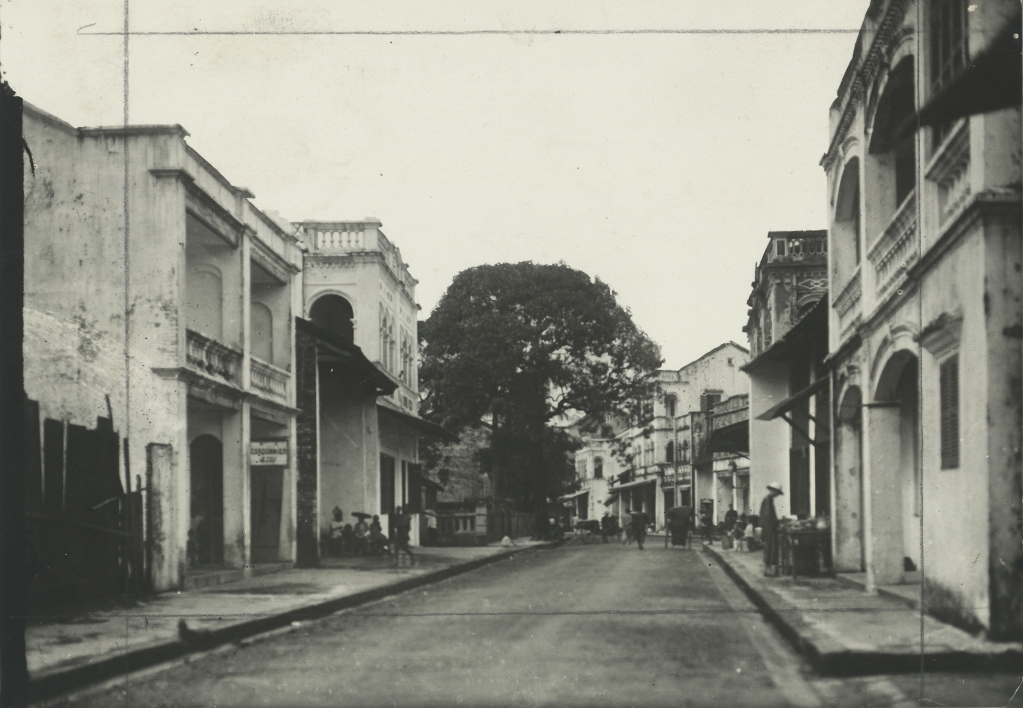 Quang cảnh phố Chính ở Móng Cái những năm 1920 -1929. Nguồn: 