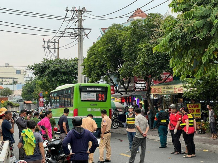 Xe máy va chạm xe buýt, thanh niên 19 tuổi tử vong thương tâm 1