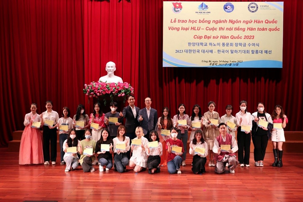Hội đồng môn Trường Đại học Hanyang Hàn Quốc trao học bổng cho sinh viên ngành Ngôn ngữ Hàn Quốc
