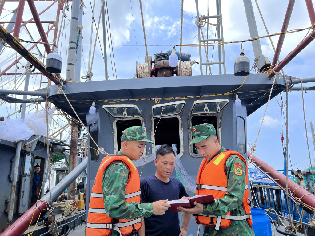 CBCS Đồn BP Trà Cổ tuyên truyền cho các chủ phương tiện các quy định về khai thác thủy sản và đảm bảo ANTT trên vùng biển 