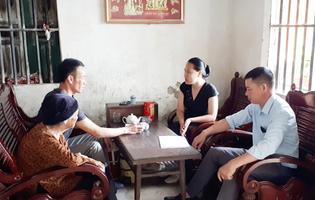 Anh Nguyễn Văn Trường (khu Hải Tân, thị trấn Quảng Hà, huyện Hải Hà) được cán bộ BHXH huyện và thị trấn hướng dẫn việc tham gia BHXH tự nguyện.