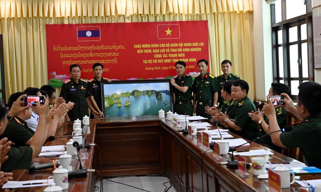 Bộ chỉ huy BĐBP tỉnh tặng quà cho Đoàn Thanh niên Quân đội Lào