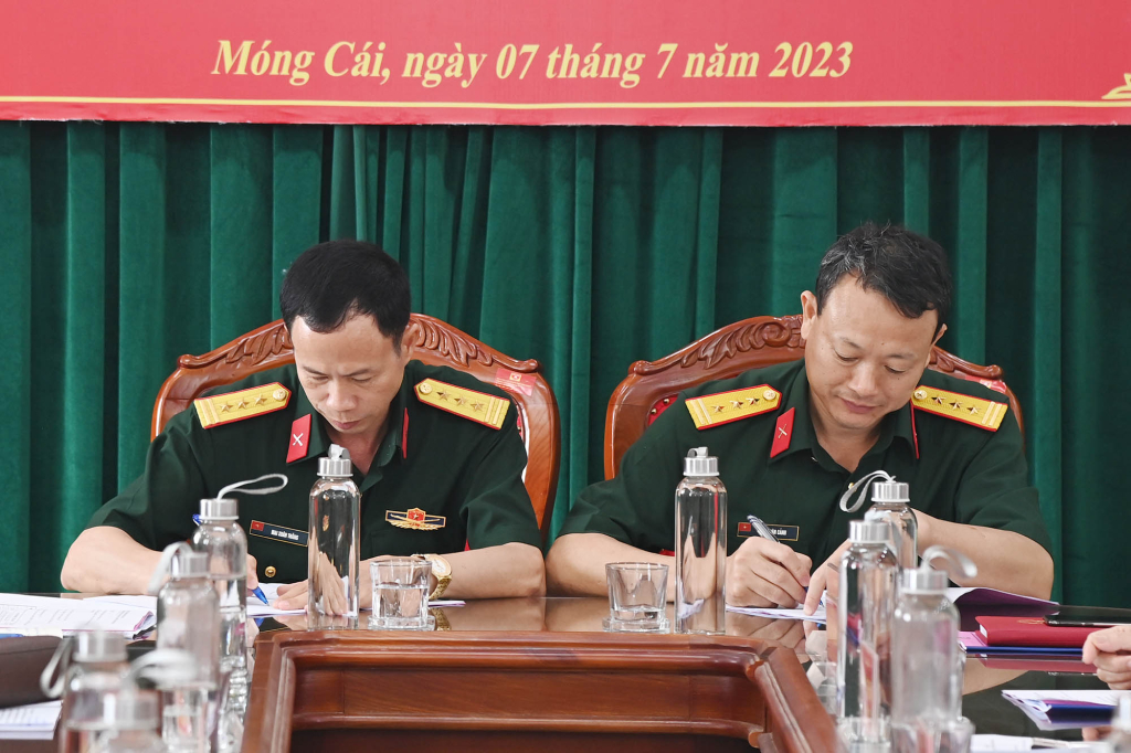 Ký kết biên bản bàn giao chức danh Chính trị viên Ban CHQS TP Moáng Cái