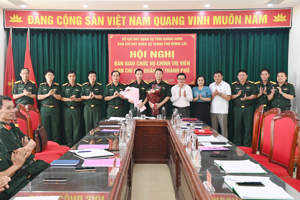 Lãnh đạo Bộ CHQS tỉnh, TP Móng Cái cùng các đại biểu, tặng hoa chúc mừng hai đồng chí được bổ nhiệm chức danh mới.