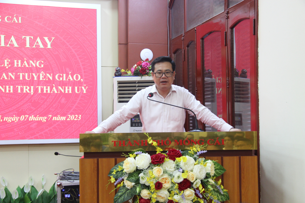 Đồng chí Hoàng Bá Nam, Tỉnh ủy viên, Bí thư Thành ủy Móng Cái phát biểu tại hội nghị