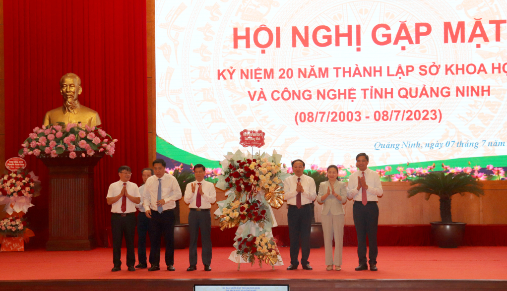 Lãnh đạo tỉnh tặng hoa chúc mừng kỷ niệm 20 năm thành lập Sở KHCN.