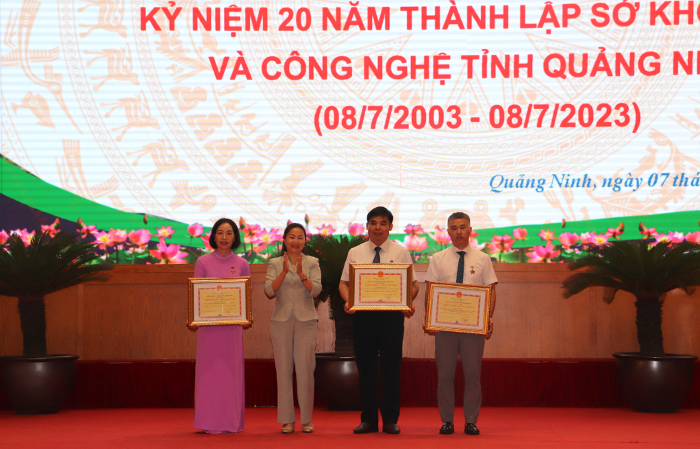 Đồng chí Vi Ngọc Bích, Phó Chủ tịch Thường trực HĐND tỉnh trao chiến sỹ thi đua cấp tỉnh cho các cá nhân có thành tích xuất sắc.