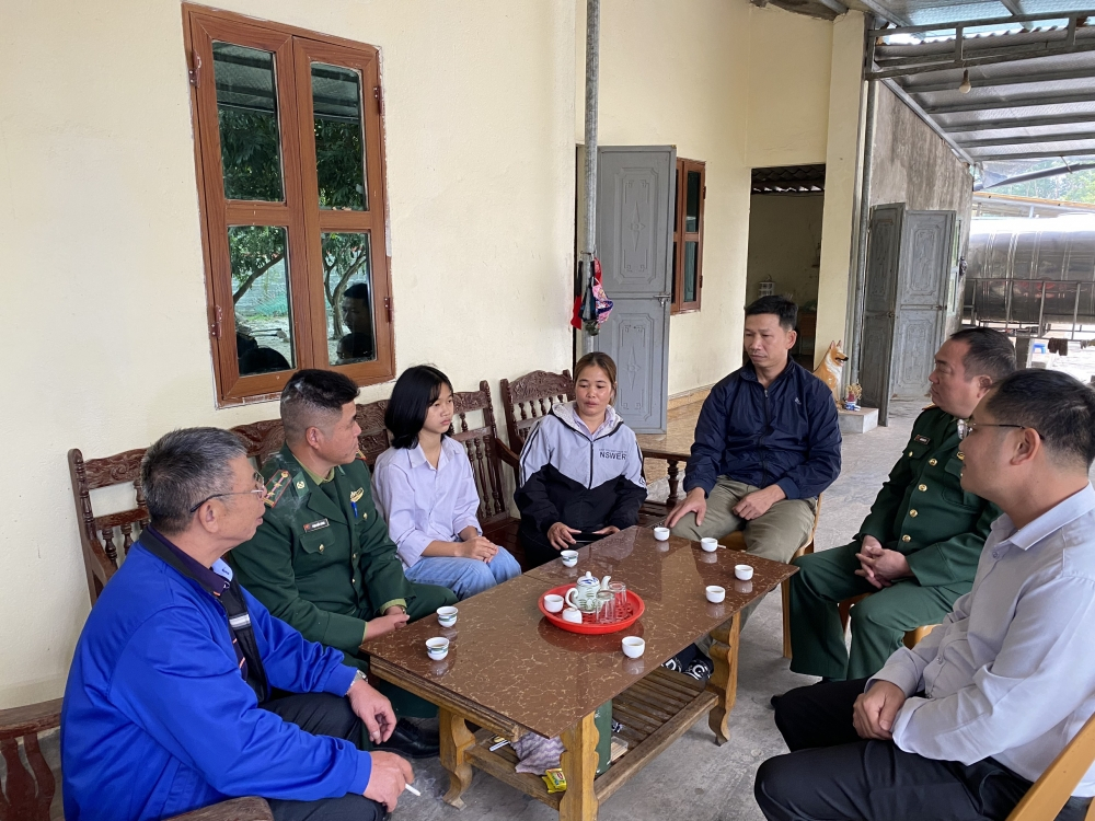 Cán bộ chiến sĩ Đồn Biên phòng Trà Cổ cùng đại diện Đảng ủy phường Trà Cổ và Bí thư Chi bộ khu dân cư đến thăm gia đình em Vy Thị Lan Anh (Ảnh do đơn vị cung cấp)