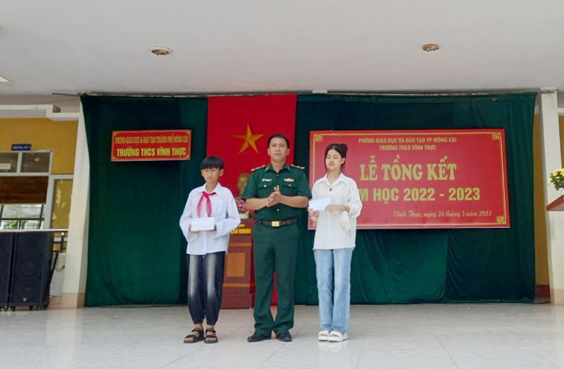 Lãnh đạo Đồn Biên phòng cửa khẩu cảng Vạn Gia tặng quà cho các cháu học sinh trong chương trình 