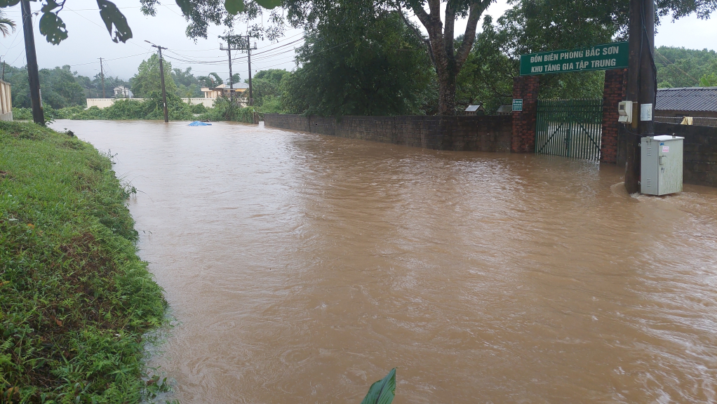 Trận mưa lớn rạng sáng ngày 3/7 đã khiến cho ngầm tràn qua suối đoạn giữa cổng Đồn BP Bắc Sơn và thôn Lục Phủ, xã Bắc Sơn bị ngập úng cục bộ