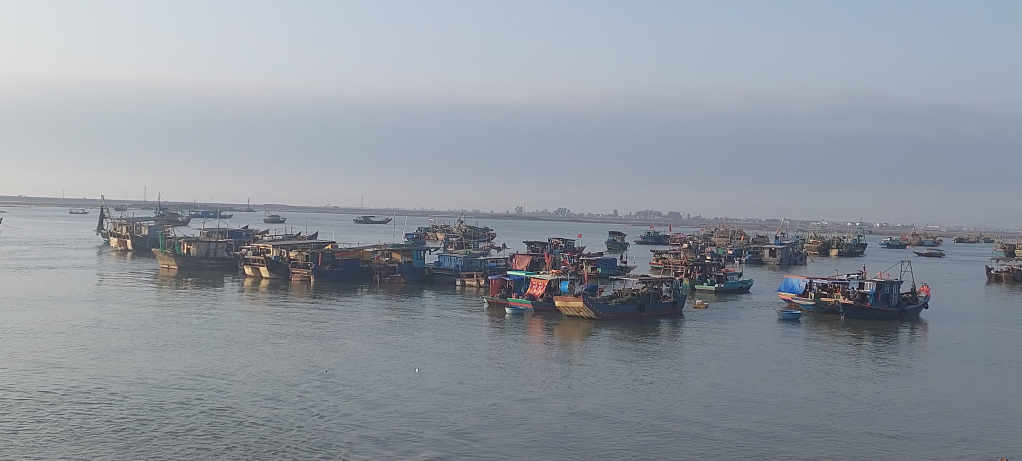 Tàu thuyền về neo đậu tại bến Mũi Ngọc, phường Bình Ngọc (Móng Cái)