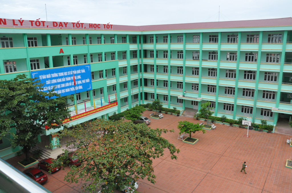 Các trường học trên địa bàn TP Hạ Long được đầu tư xây dựng khang trang (trong ảnh: Trường THCS Trần Quốc Toản, TP Hạ Long)